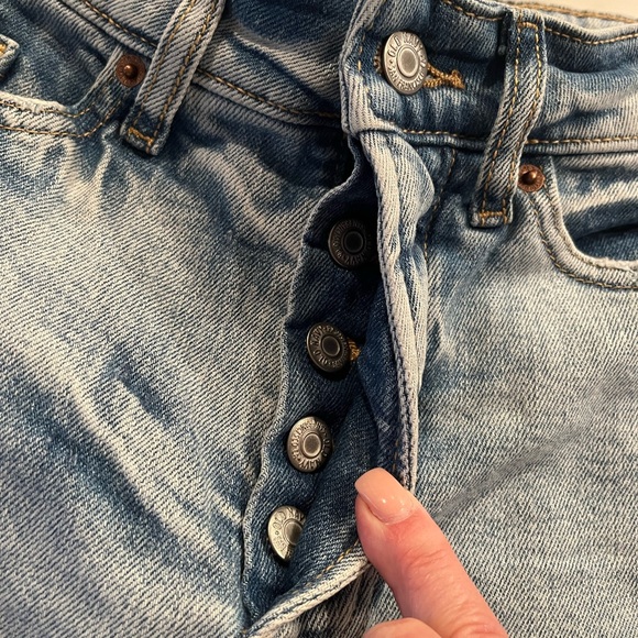 OLD NAVY•OG straight high rise 3” ripped Jean denim shorts 8 NWT - Picture 6 of 7